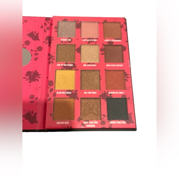 NWT Disney Minnie Mouse Eyeshadow Palette-12 Shades - Picture 2 of 2